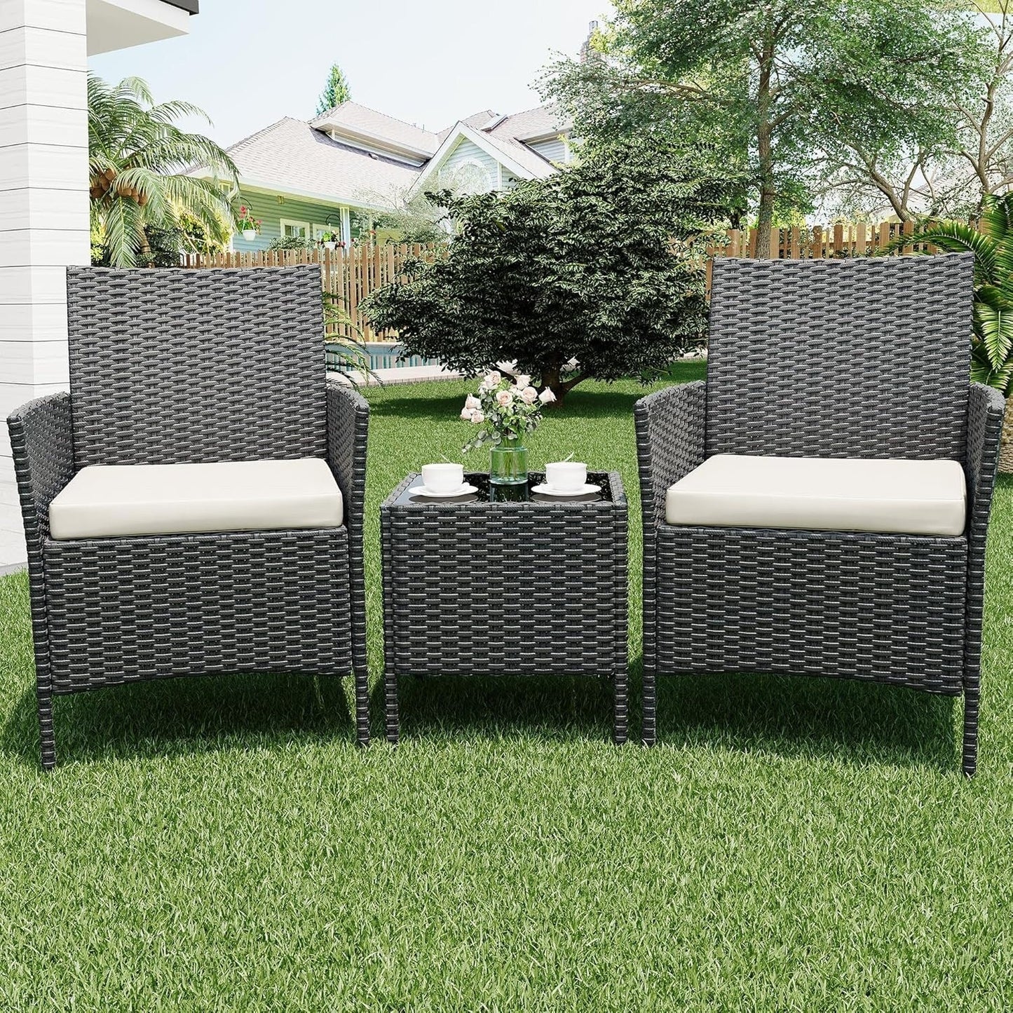 Ensemble de 3 chaises en rotin et osier avec table basse en verre