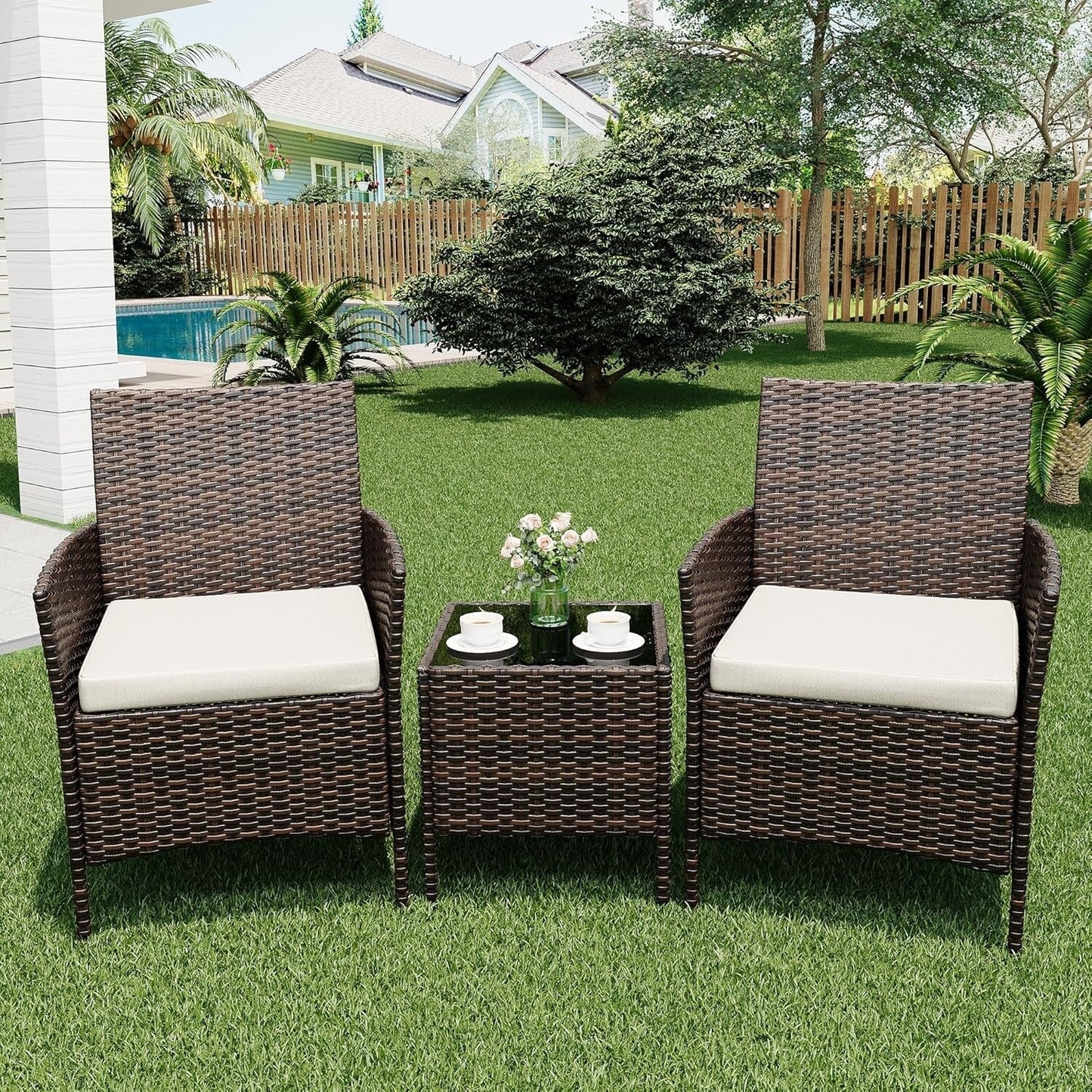 Ensemble de 3 chaises en rotin et osier avec table basse en verre