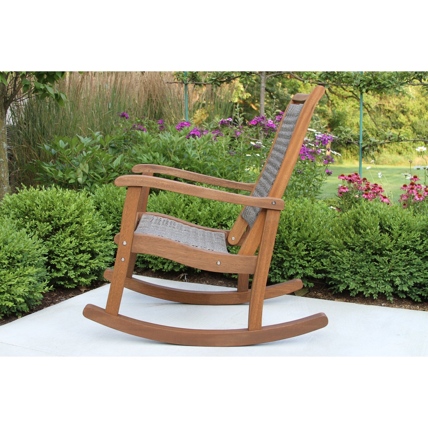 Ensemble de 3 chaises à bascule Eilaf en eucalyptus avec table d'appoint ronde