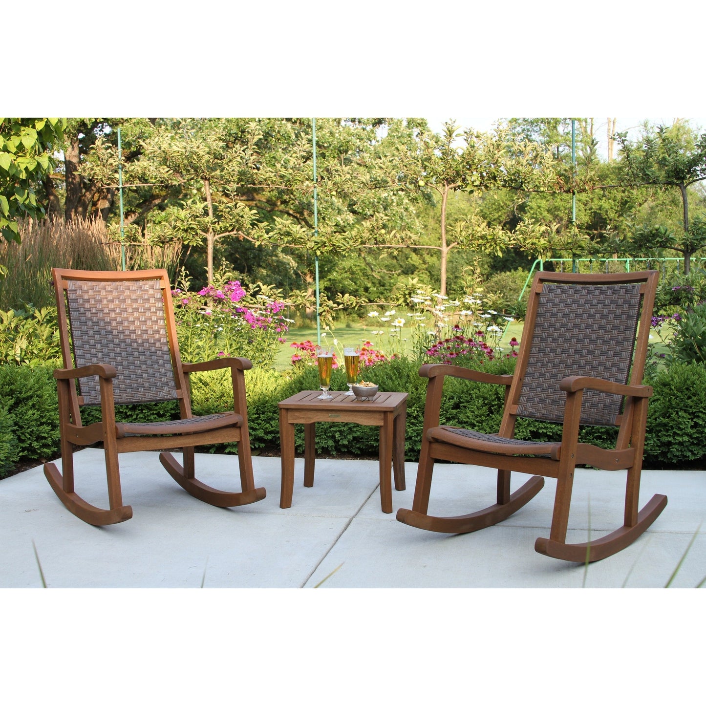 Ensemble de 3 chaises à bascule Eilaf en eucalyptus avec table d'appoint carrée