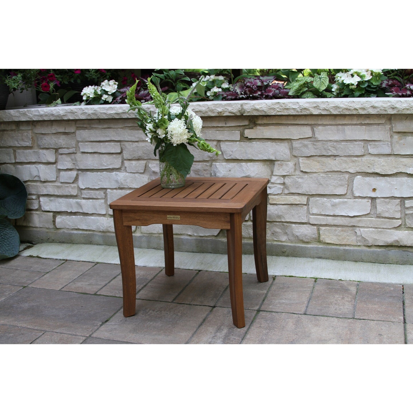 Ensemble de 3 chaises à bascule Eilaf en eucalyptus avec table d'appoint carrée