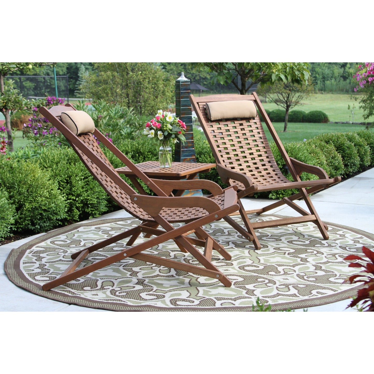 Ensemble de 3 chaises longues pliantes Eilaf en eucalyptus avec table d'appoint