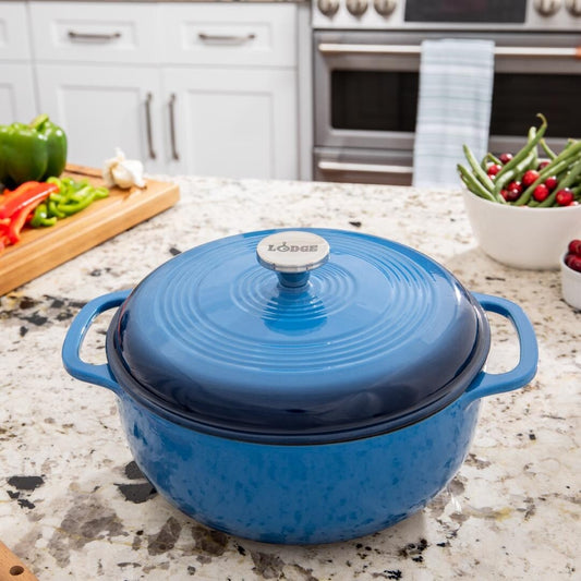 Cocotte en fonte émaillée bleue Lodge Essential de 6 litres