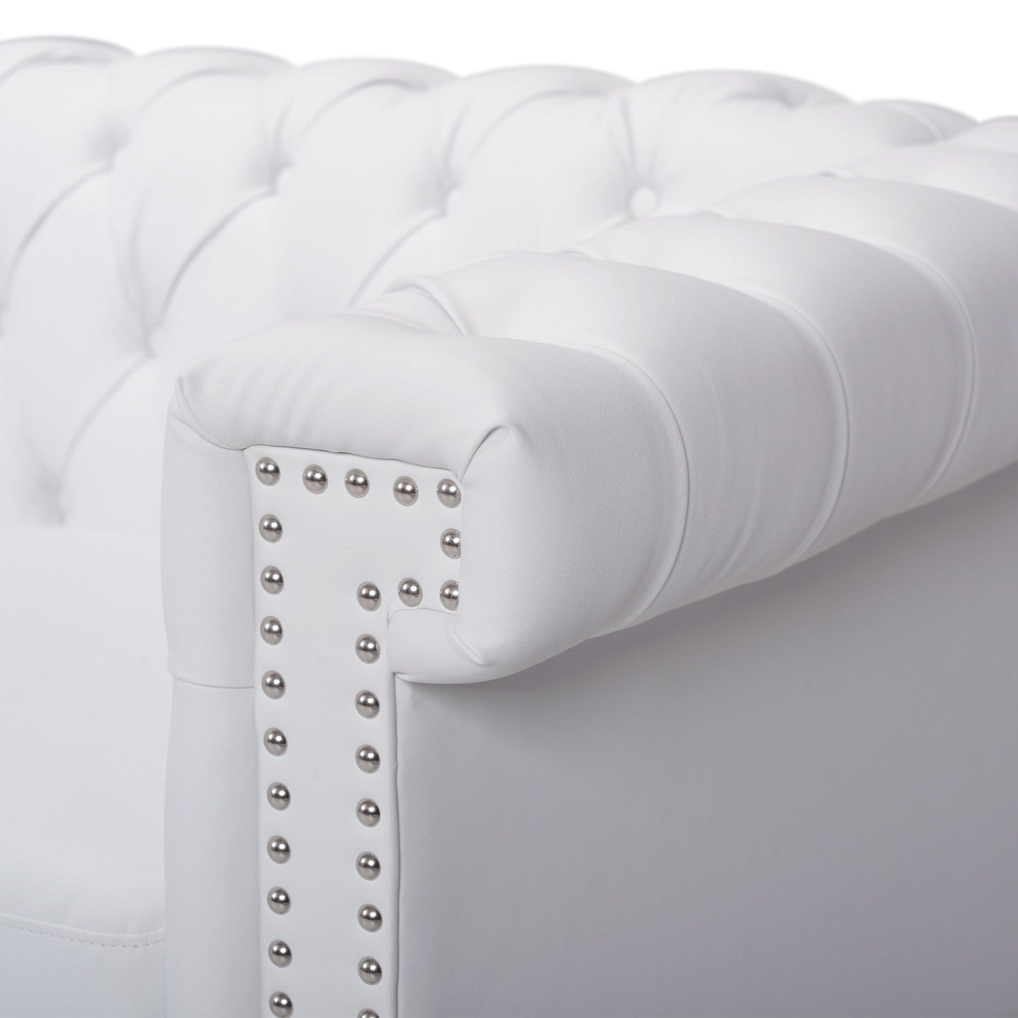 Canapé 3 places Chesterfield blanc capitonné à 83 boutons avec clous et pieds en bois pour le salon