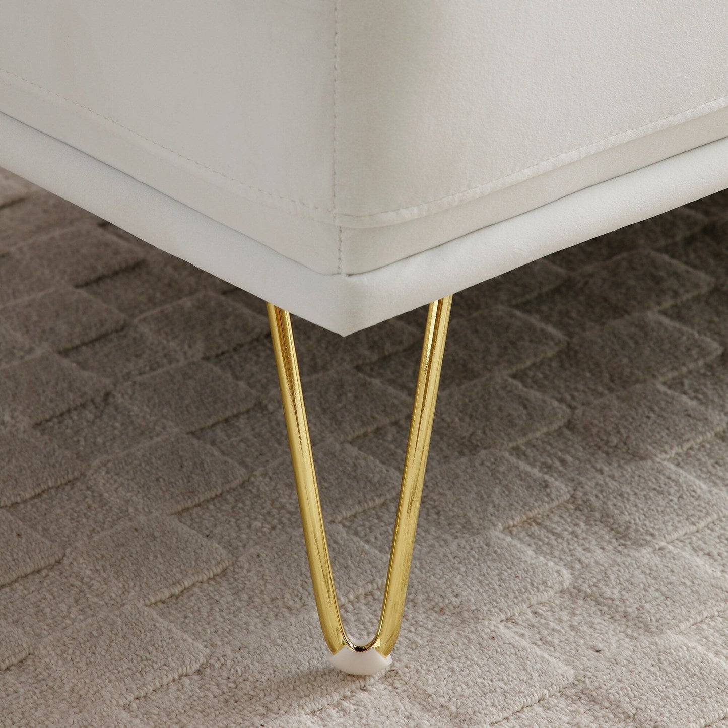 Banc causeuse rembourré blanc avec pieds dorés
