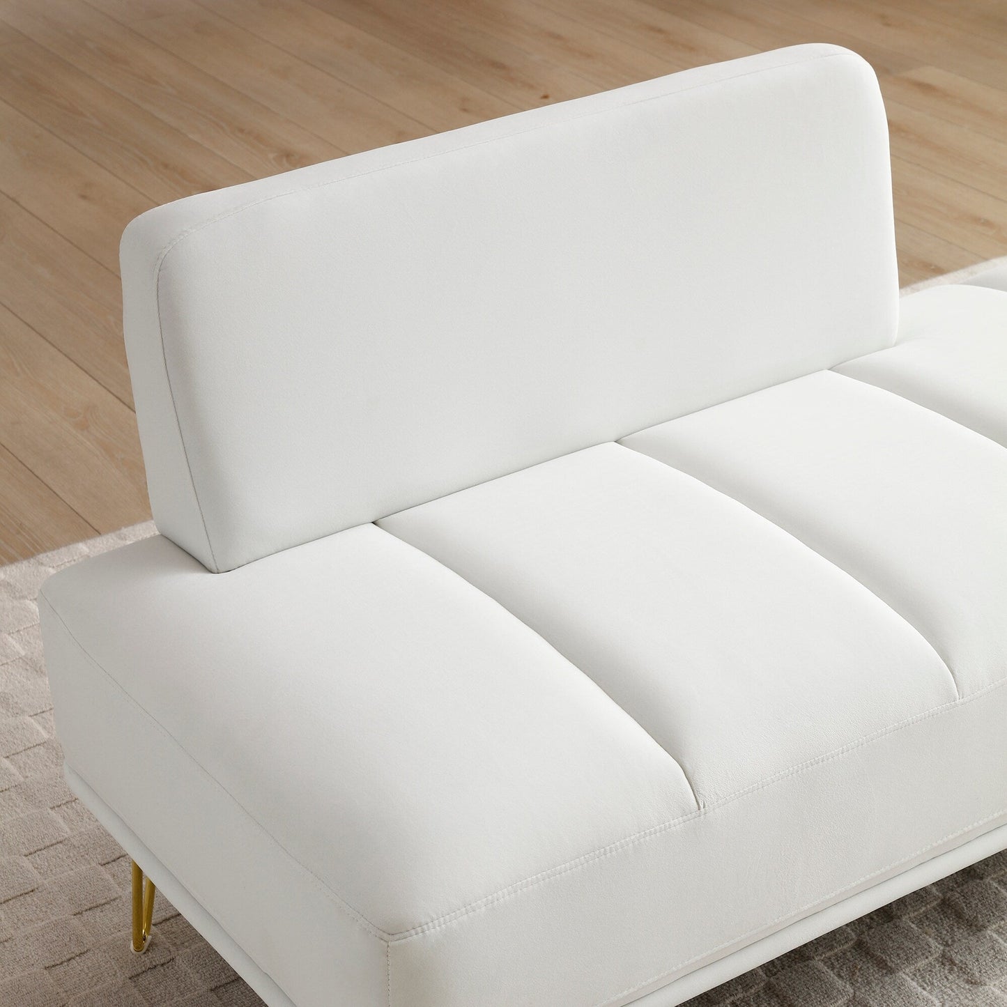 Banc causeuse rembourré blanc avec pieds dorés