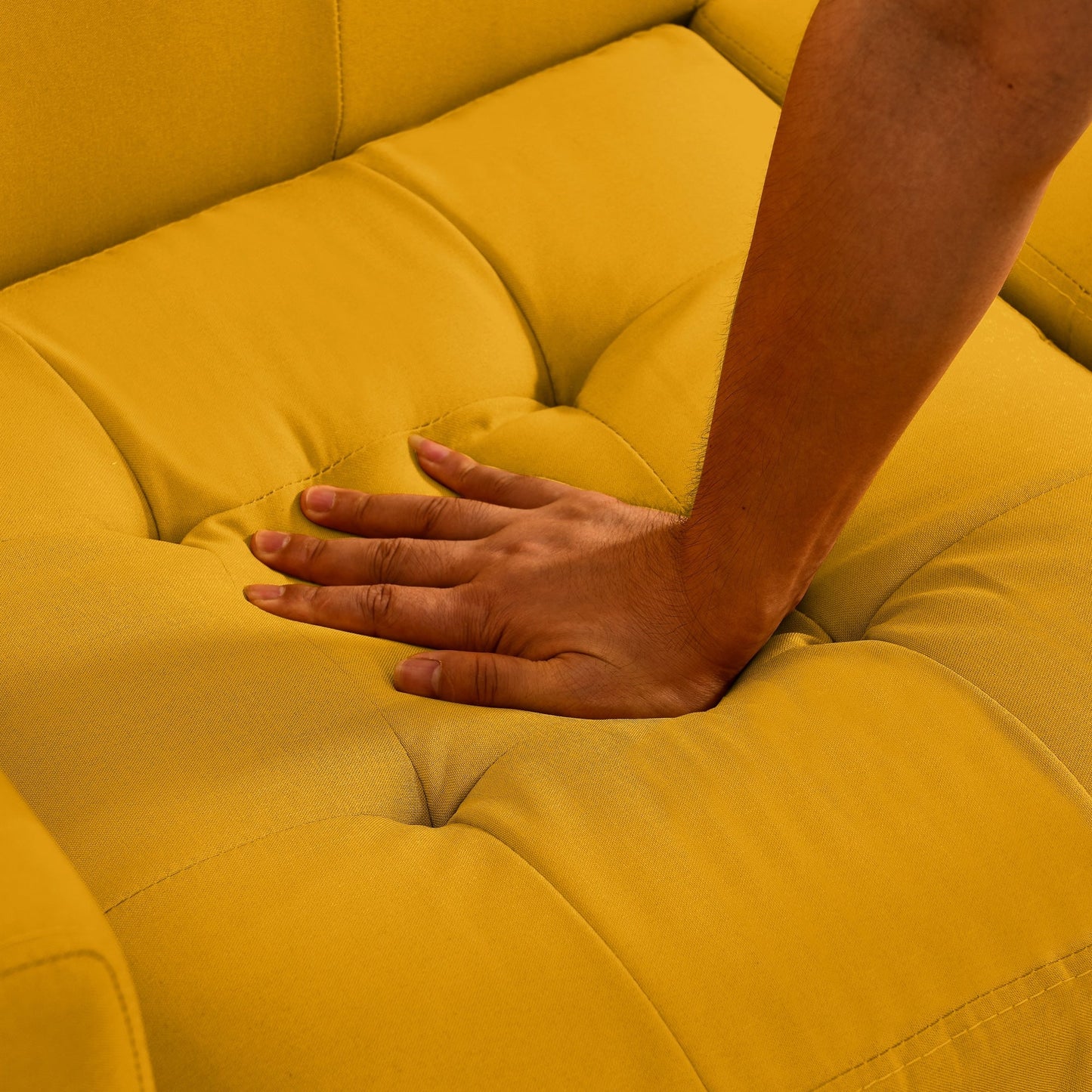 Canapé causeuse capitonné jaune moderne du milieu du siècle avec 53 boutons en mousse et pieds en fer massif pour le salon