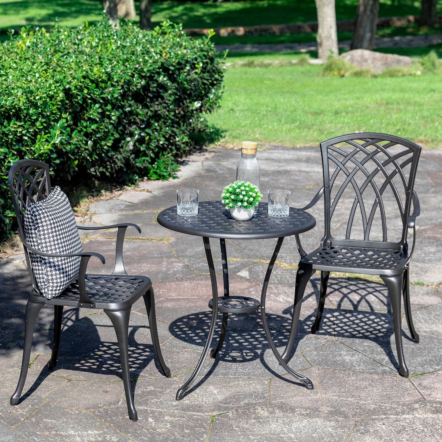 Ensemble bistro 3 pièces pour terrasse extérieure, table bistro de 61 cm en fonte d'aluminium avec trou pour parasol et 2 chaises bistro.