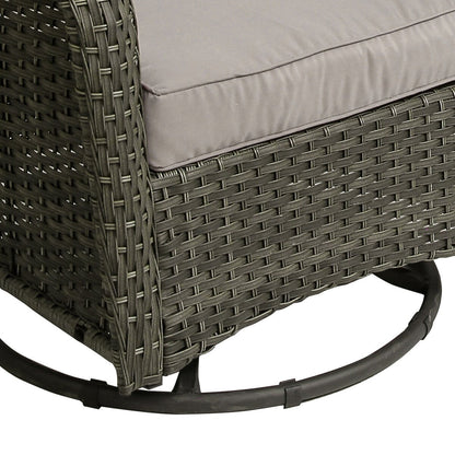 Ensemble de 3 chaises pivotantes à bascule rembourrées en rotin pour patio avec table d'appoint