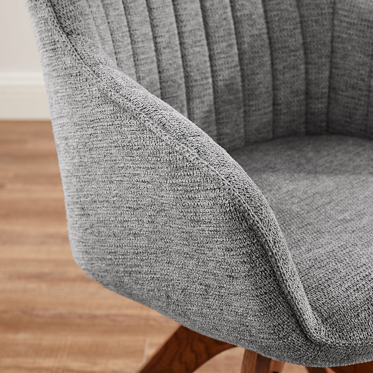 Fauteuil d'appoint pivotant Art Leon moderne avec pieds en bois