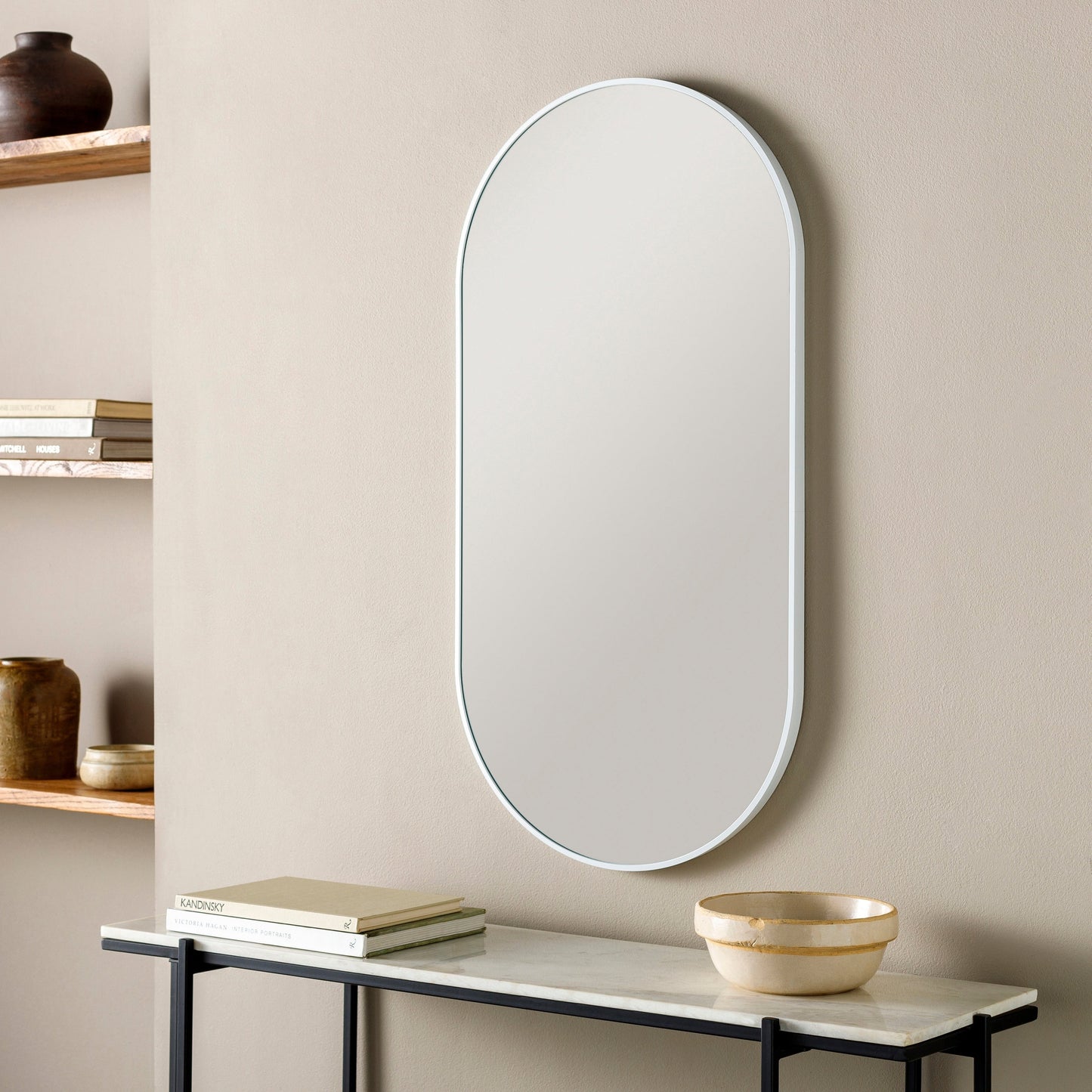 Miroir d'appoint ovale moderne en aluminium Livabliss Aranya en forme de pilule