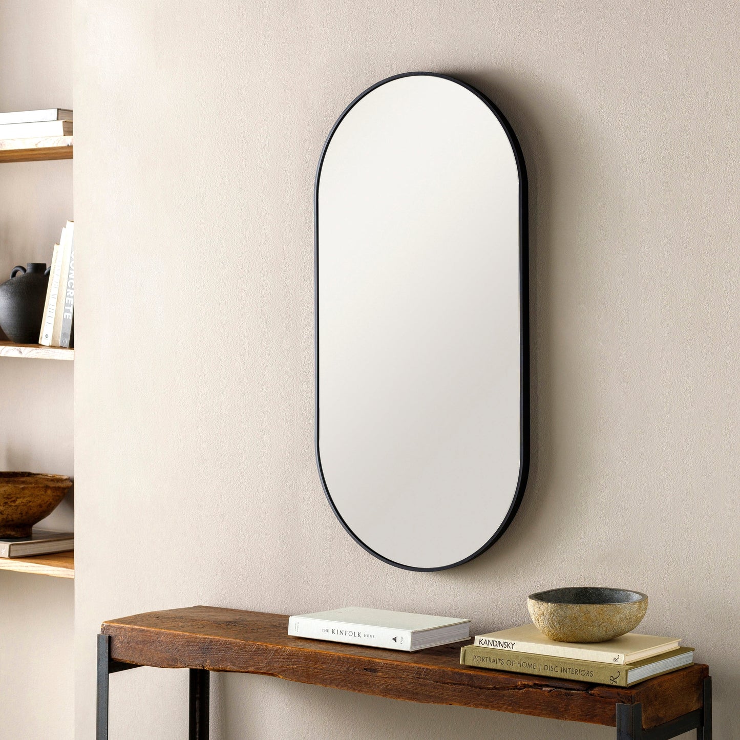 Miroir d'appoint ovale moderne en aluminium Livabliss Aranya en forme de pilule