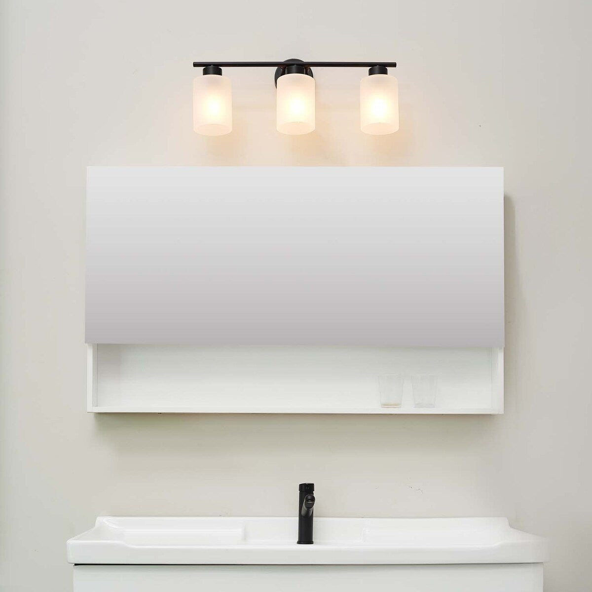 Luminaire de salle de bain Bellevue Lydia à 3 lampes, 23 pouces, avec verre givré