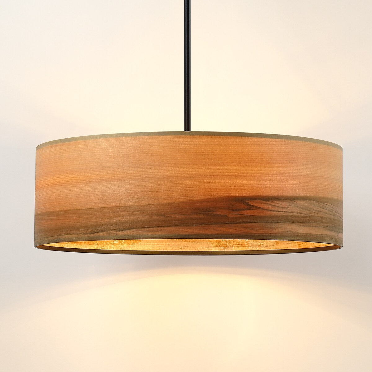 Lustre tambour Breaux à 4 lumières en placage de bois avec auvent noir – 22 po de largeur