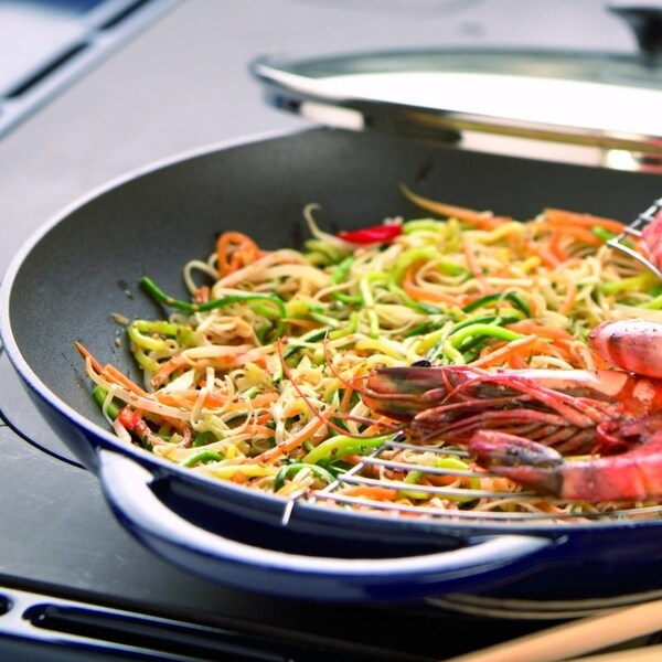 Wok Chasseur en fonte émaillée rouge de 40 cm avec couvercle en verre