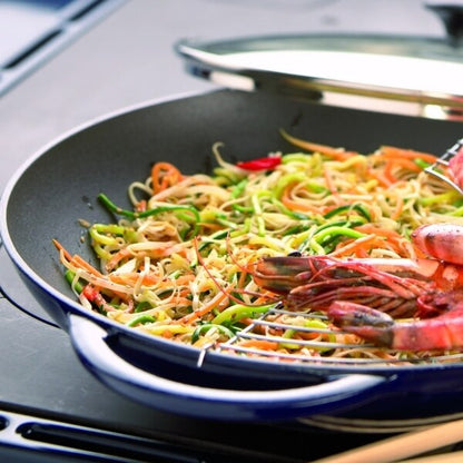 Wok Chasseur en fonte émaillée rouge de 40 cm avec couvercle en verre