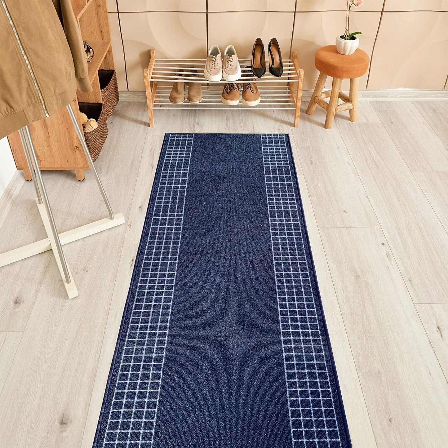 Tapis de couloir contemporain antidérapant à bordure à carreaux, 66 cm de large
