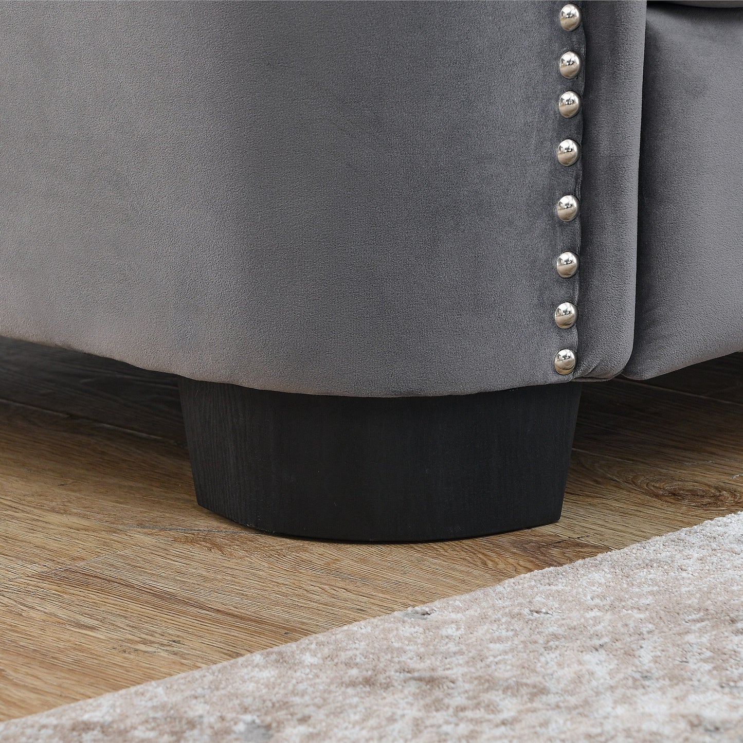 Canapé 2 places moderne en velours gris de 59 po avec dossier capitonné et accoudoirs cloutés