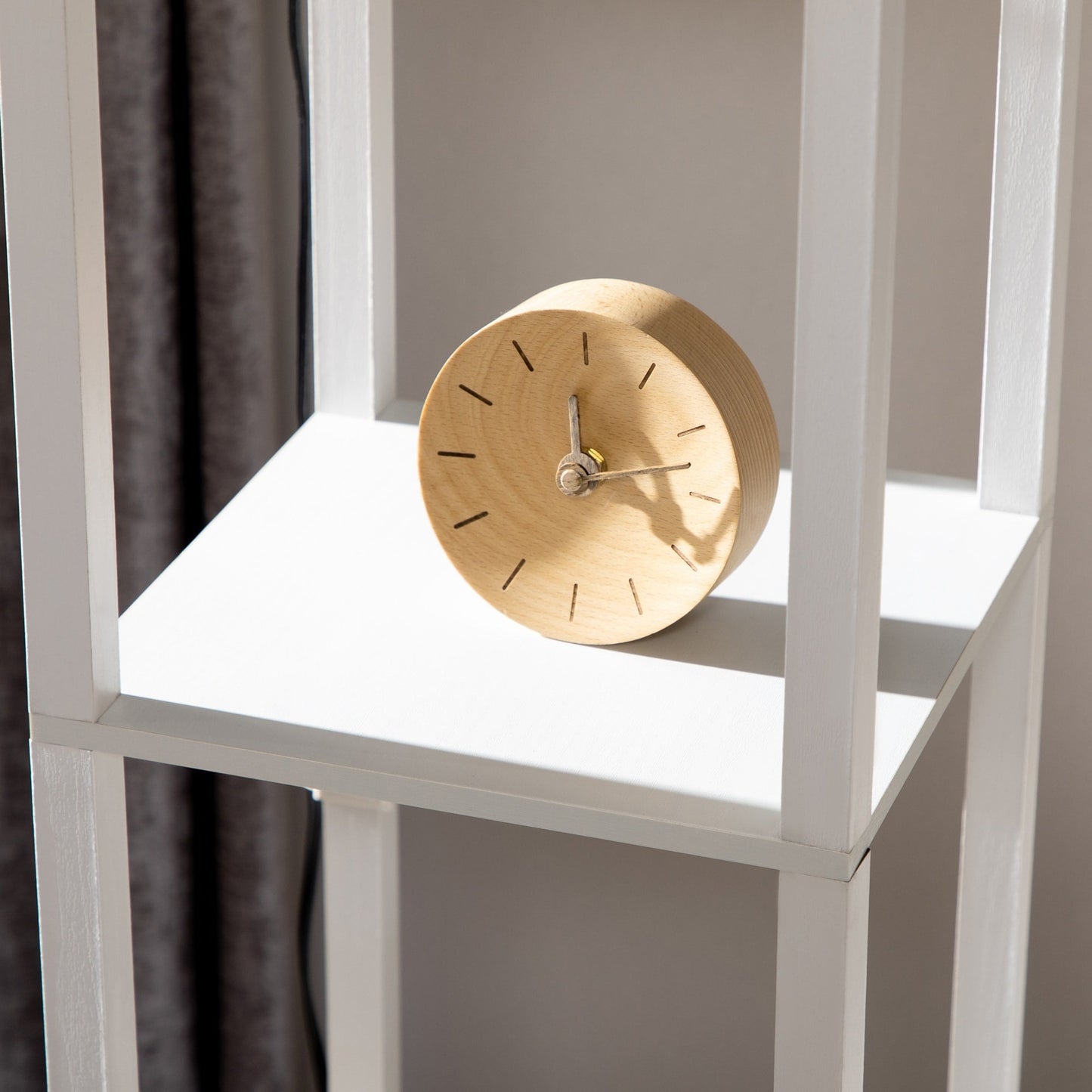 Lampadaire HOMCOM avec étagères, double éclairage, lampes sur pied hautes modernes, avec abat-jour en tissu (ampoule non incluse)