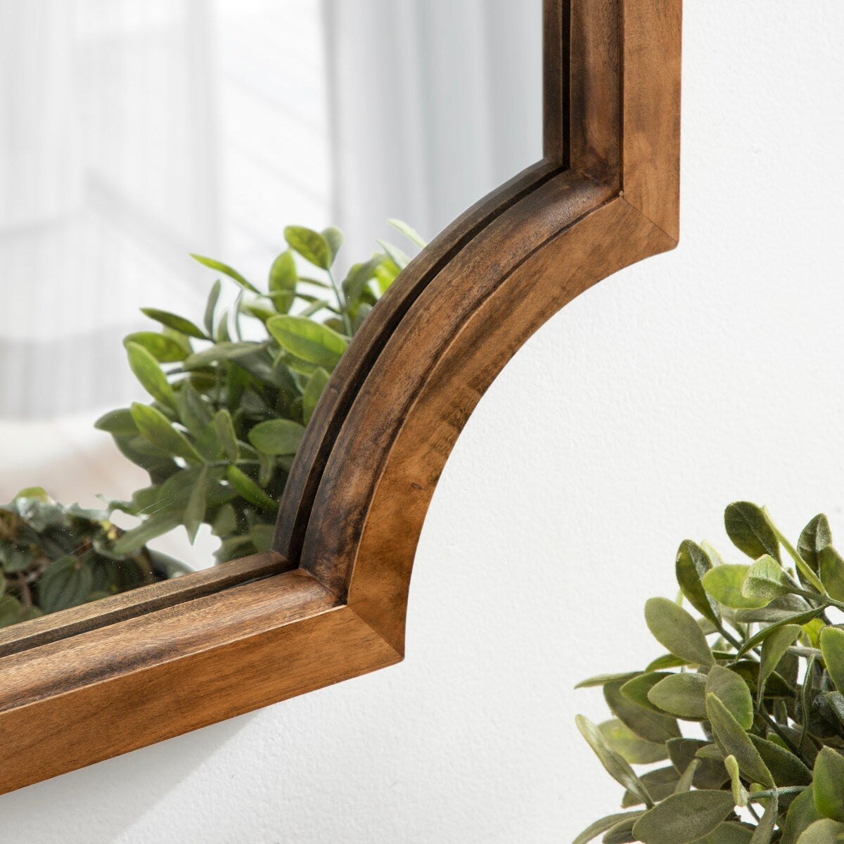 Miroir encadré en bois festonné Kate et Laurel Hogan