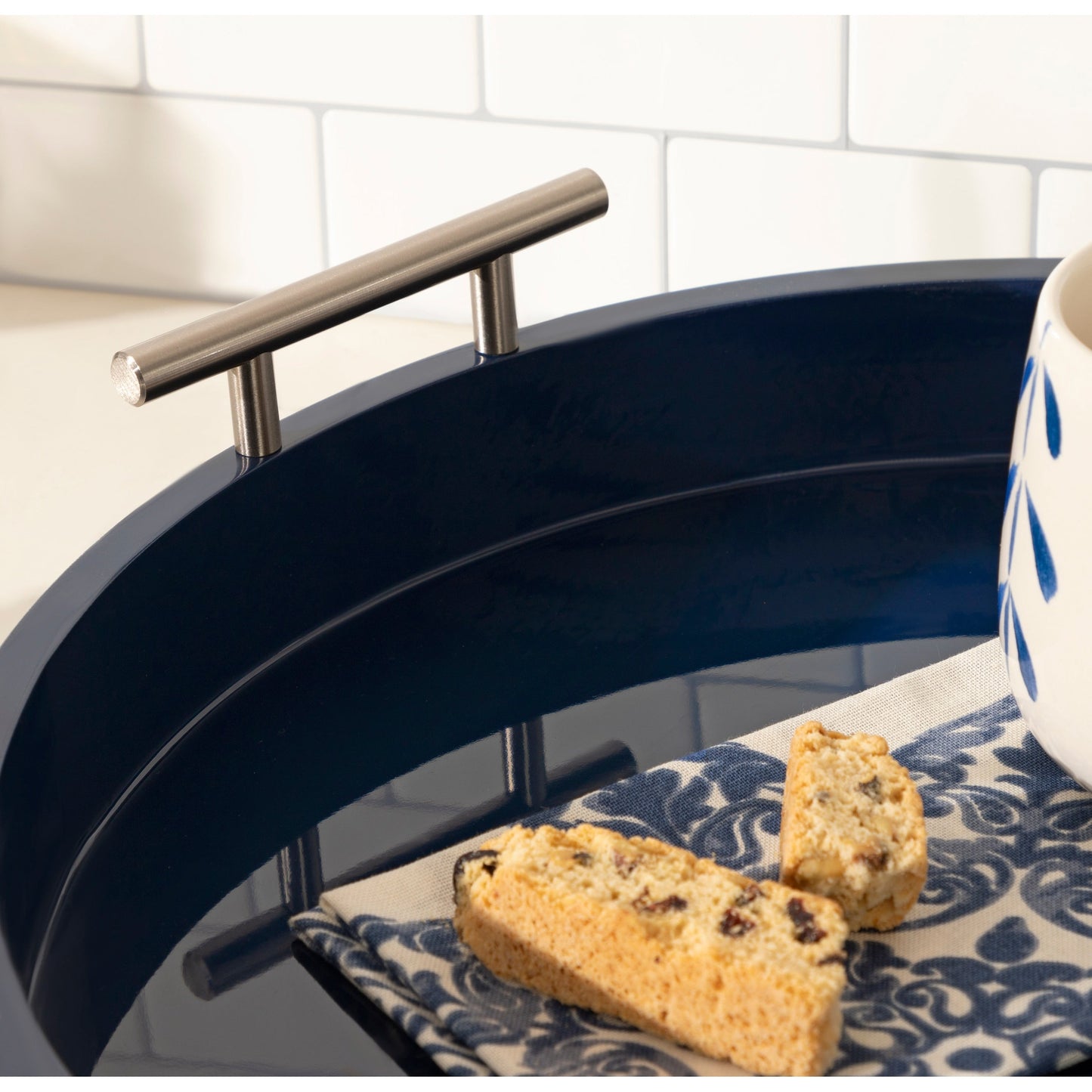 Plateau décoratif rond Kate et Laurel Lipton avec poignées en métal