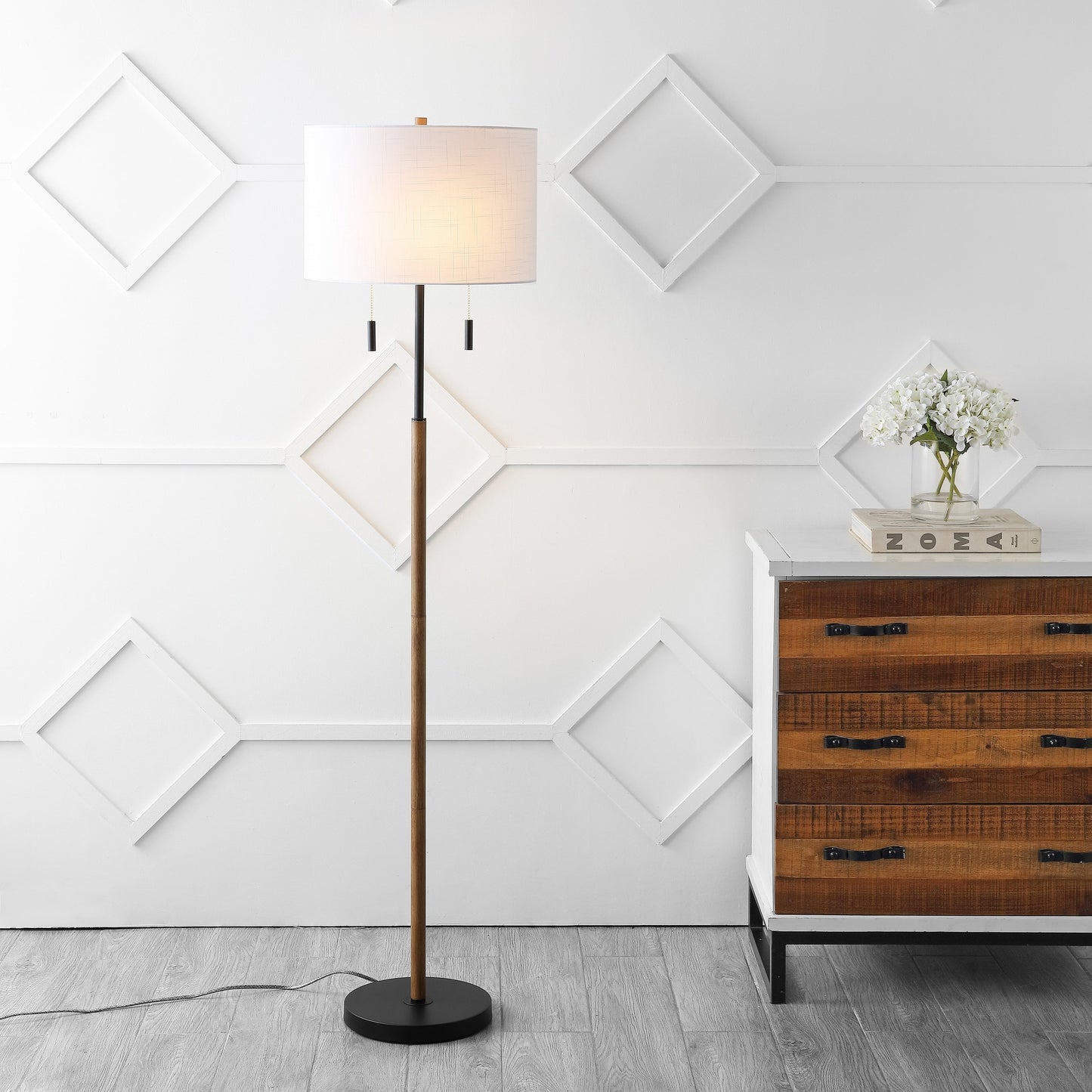 Lampadaire LED Koda 61 rustique en fer avec chandelier et chaînes de traction, finition bois marron/noir par JONATHAN Y