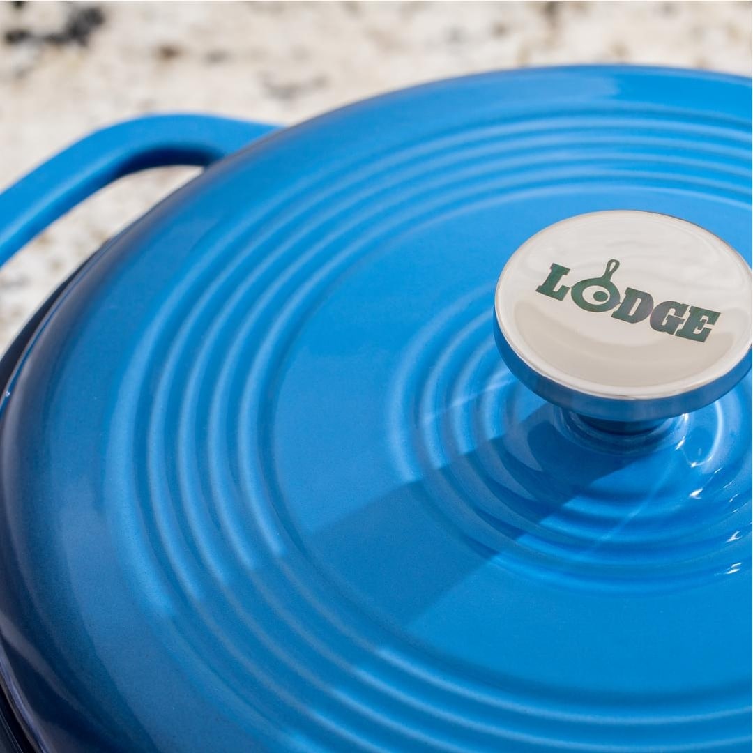 Cocotte en fonte émaillée bleue Lodge Essential de 6 litres
