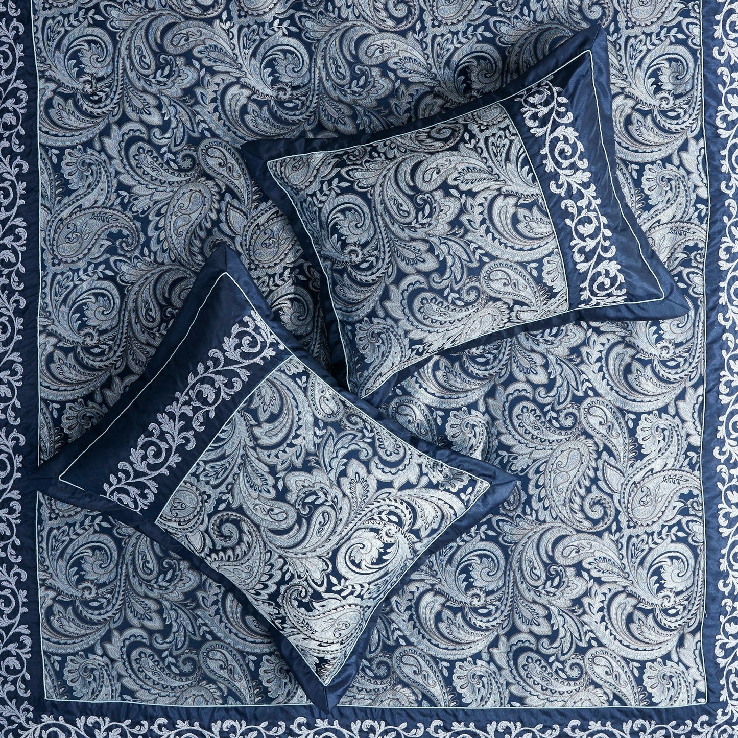 Parure de lit Madison Park Elaine bleu marine 7 pièces en jacquard