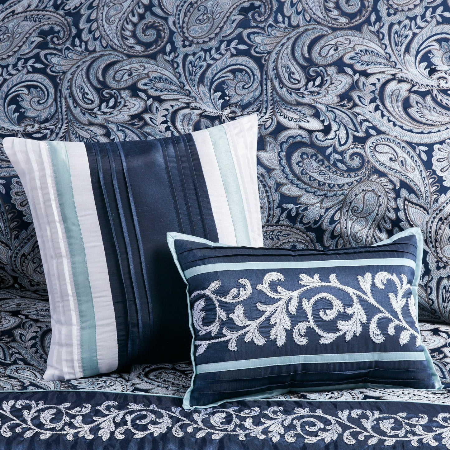 Parure de lit Madison Park Elaine bleu marine 7 pièces en jacquard