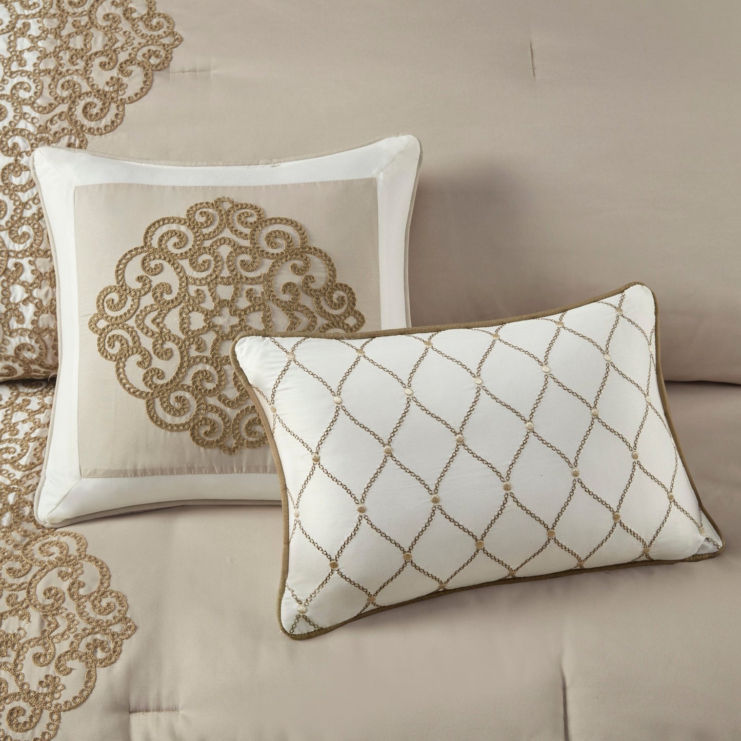 Parure de lit Madison Park Vera en microfibre brodée 8 pièces