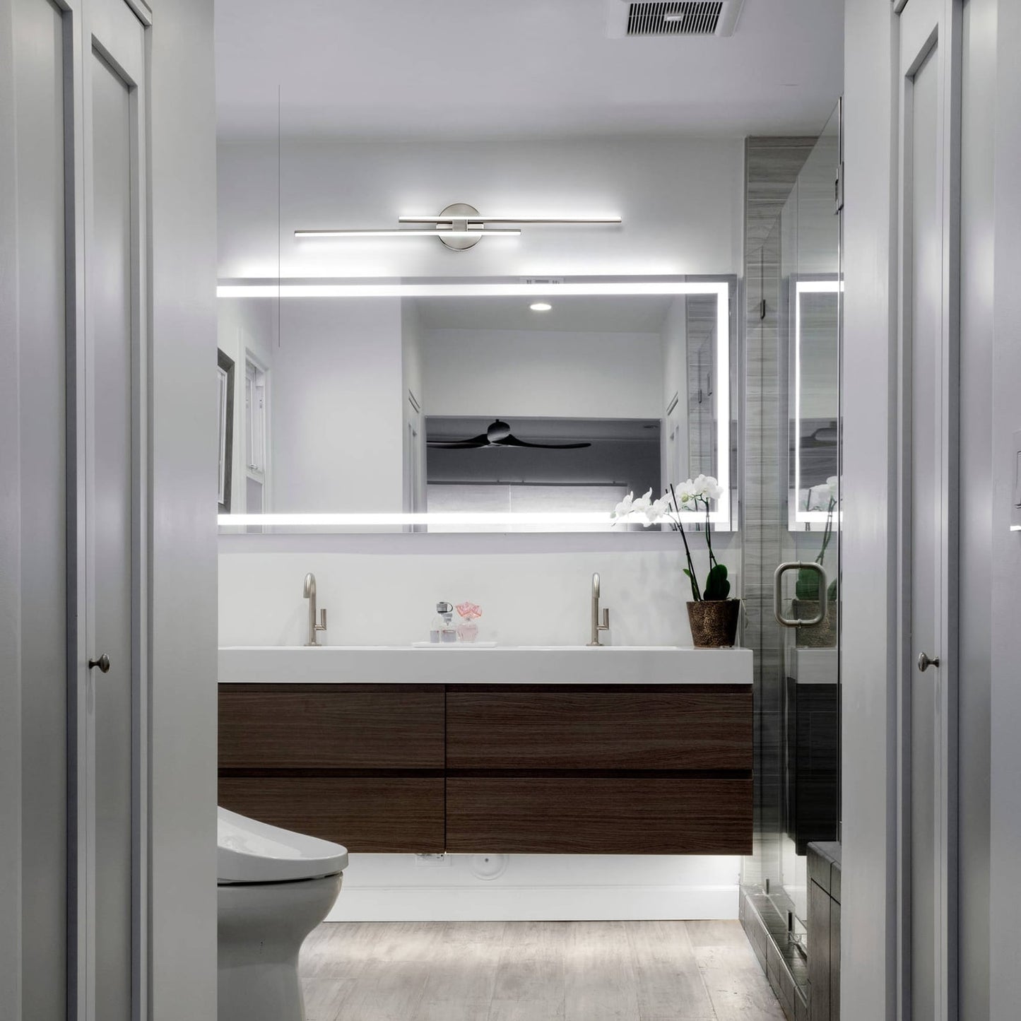 Applique murale linéaire minimaliste en métal à 2 ampoules à LED et intensité variable