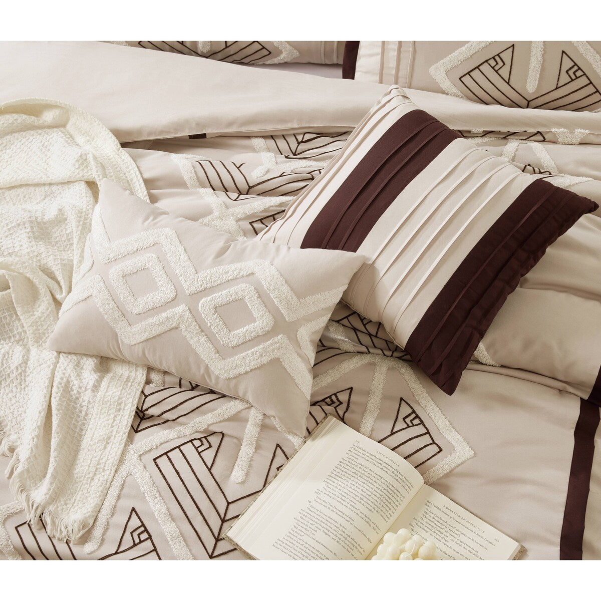 Parure de lit Nanshing Corina 7 pièces en tissu éponge brodé