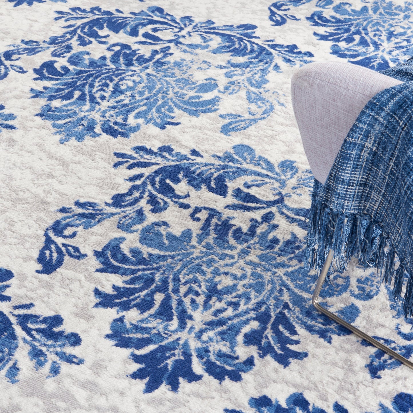 Tapis Nourison Whimsicle style campagne française, motif botanique, ivoire et marine