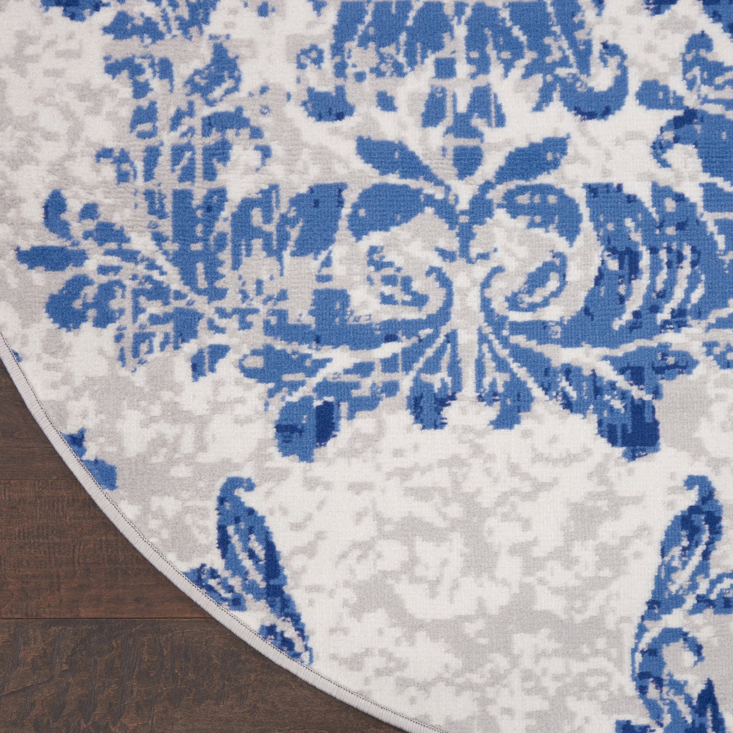 Tapis Nourison Whimsicle style campagne française, motif botanique, ivoire et marine