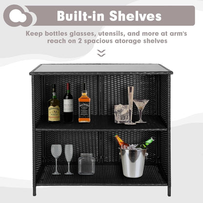 Ensemble de bar d'extérieur en osier 3 pièces, 2 tabourets de bar et 1 table en verre avec étagères de rangement