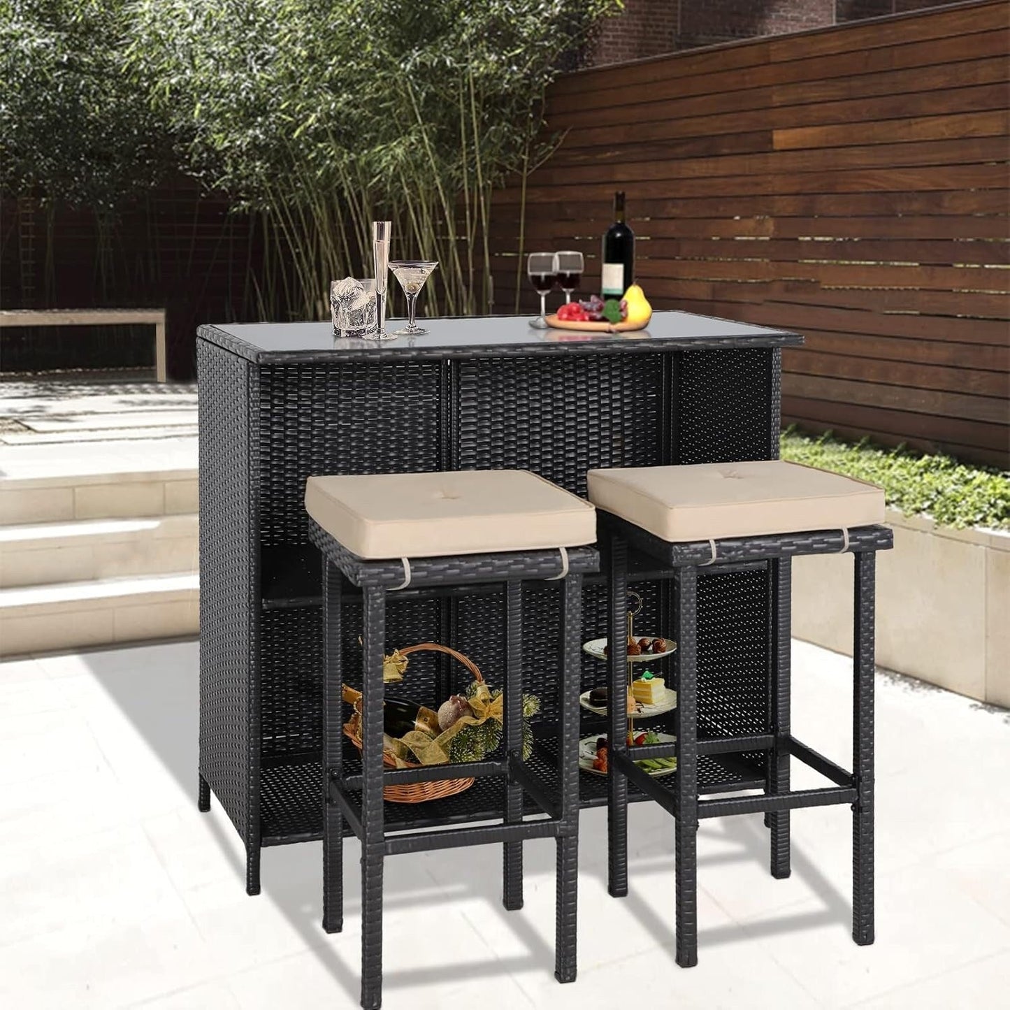 Ensemble de bar d'extérieur en osier 3 pièces, 2 tabourets de bar et 1 table en verre avec étagères de rangement