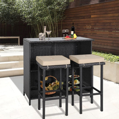 Ensemble de bar d'extérieur en osier 3 pièces, 2 tabourets de bar et 1 table en verre avec étagères de rangement