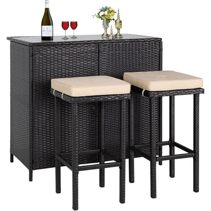 Ensemble de bar d'extérieur en osier 3 pièces, 2 tabourets de bar et 1 table en verre avec étagères de rangement
