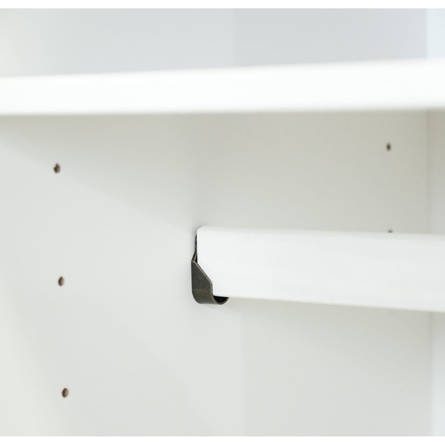 Armoire penderie Cosmo 3 portes 100 % bois massif de Palace Imports avec portes en bois massif ou en miroir