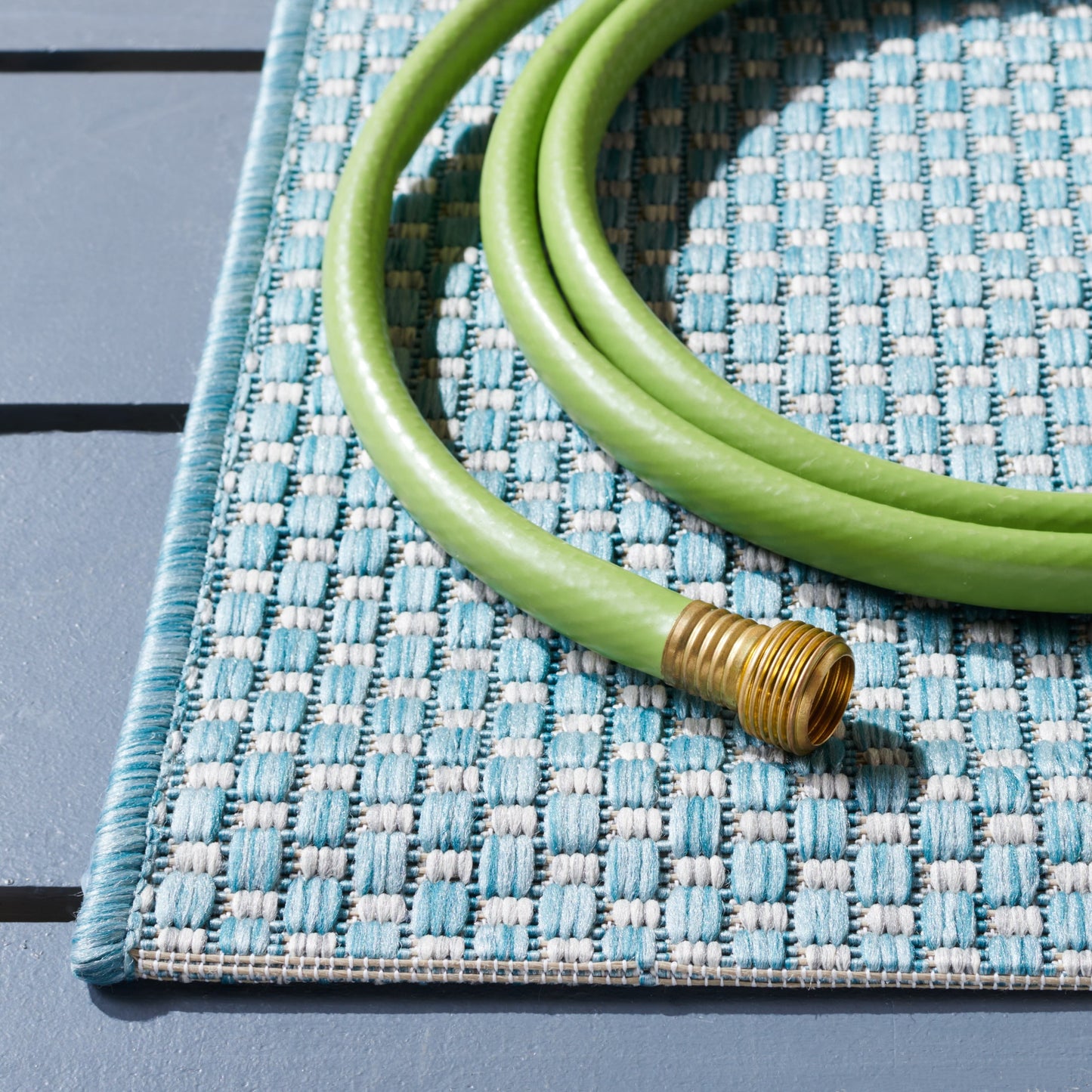 Tapis de patio/jardin imperméable SAFAVIEH Courtyard Begajeta pour intérieur/extérieur.