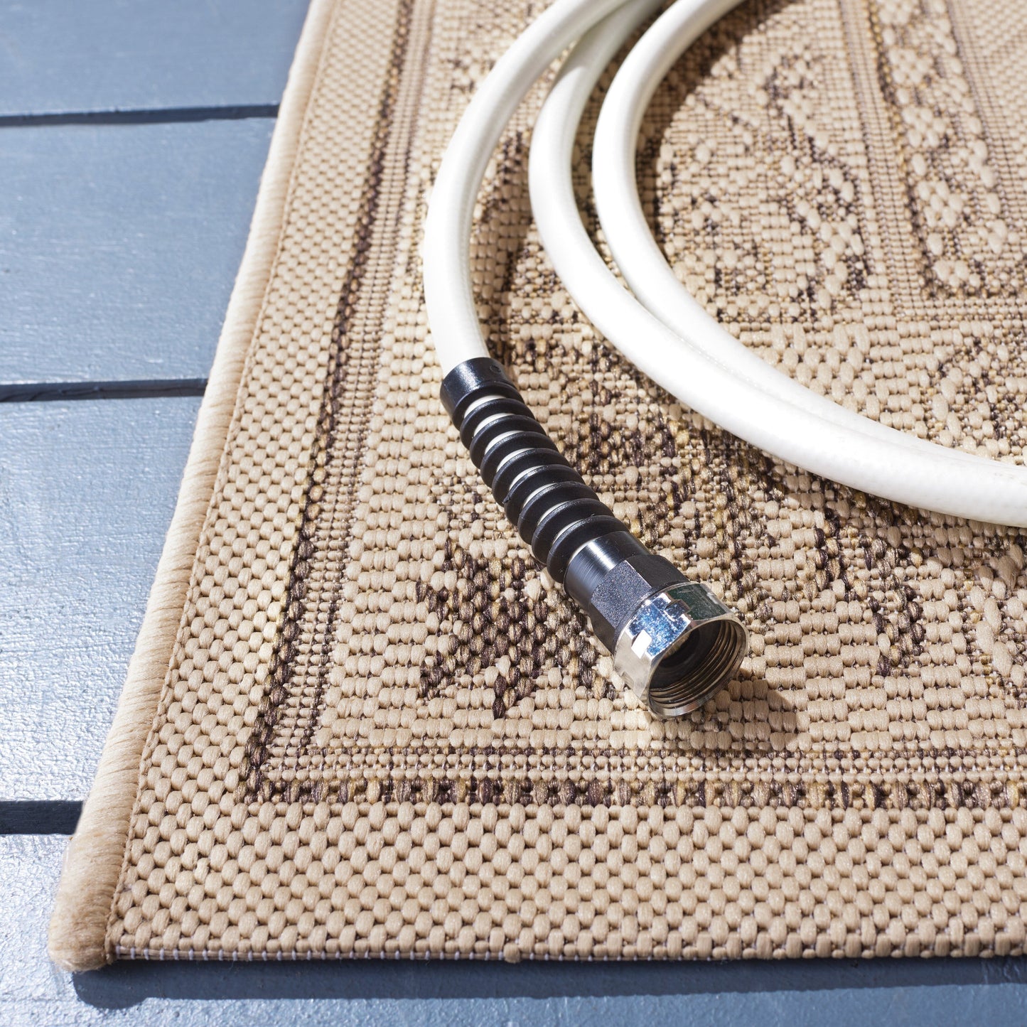 Tapis de jardin imperméable SAFAVIEH Courtyard Hendrina pour intérieur/extérieur