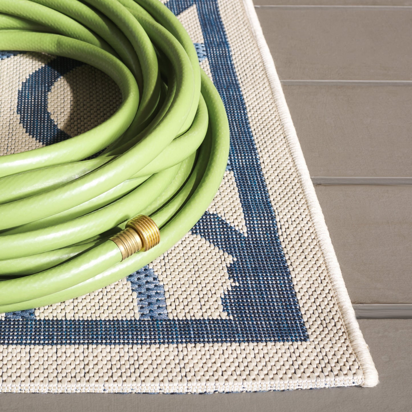 Tapis de jardin imperméable SAFAVIEH Courtyard Oyvor pour intérieur/extérieur