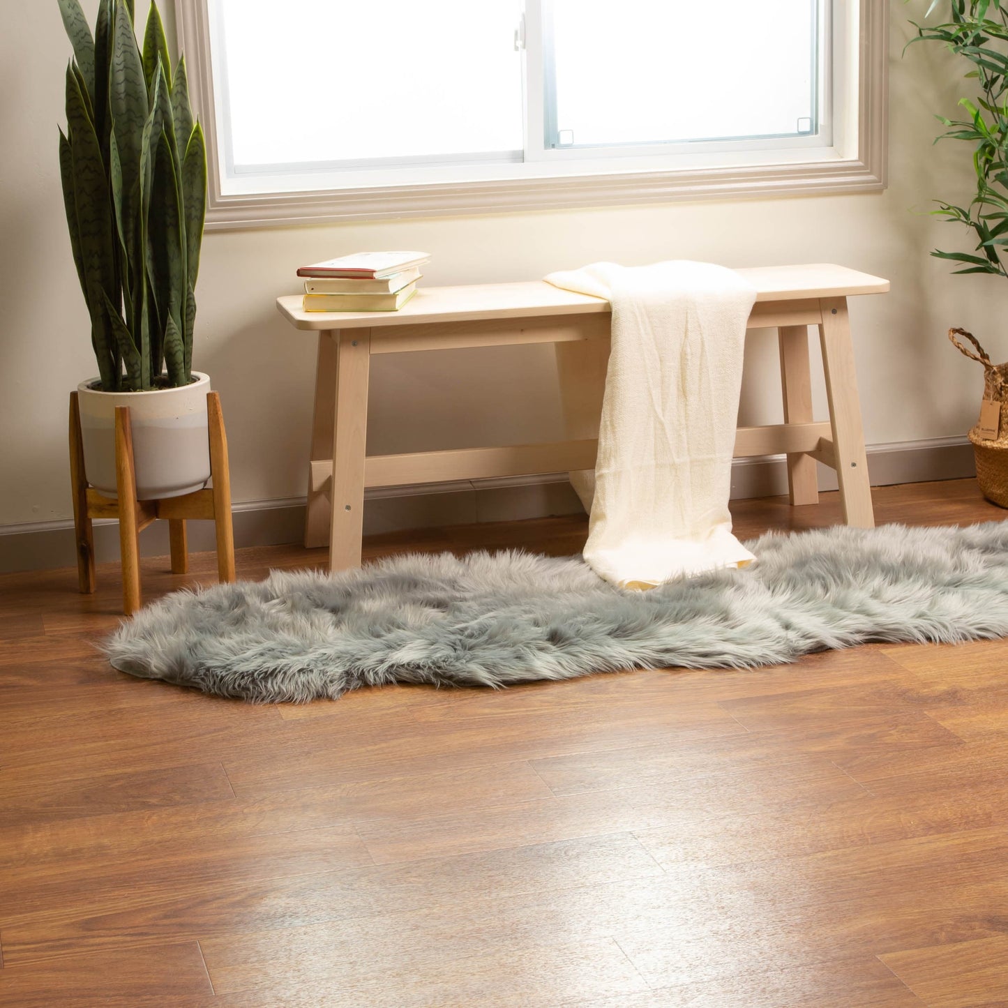 Tapis en fausse fourrure de mouton Silver Orchid Parrott