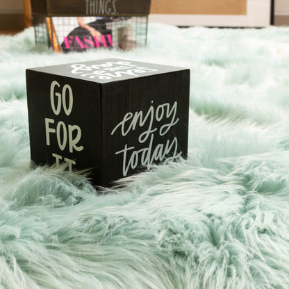 Tapis en fausse fourrure de mouton Silver Orchid Parrott