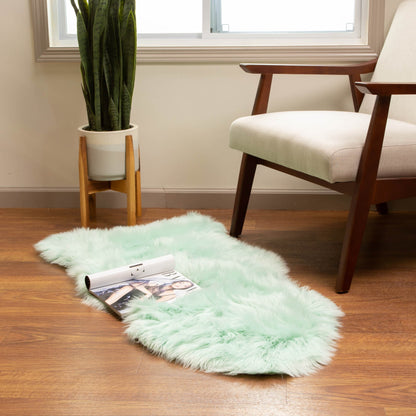 Tapis en fausse fourrure de mouton Silver Orchid Parrott
