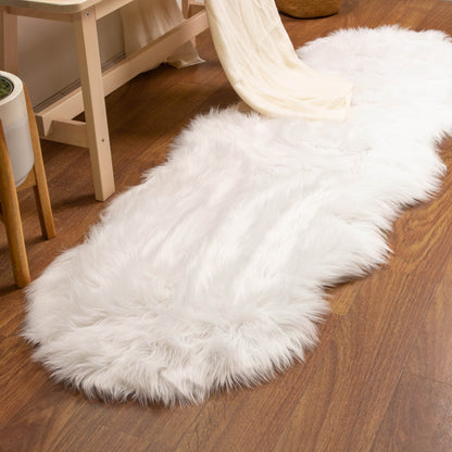 Tapis en fausse fourrure de mouton Silver Orchid Parrott