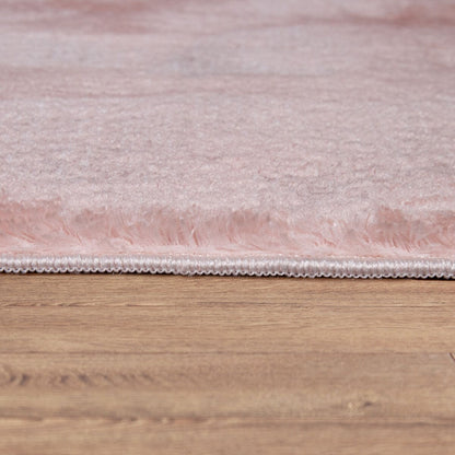 Tapis doux et lavable avec envers antidérapant, disponible en couleurs unies.