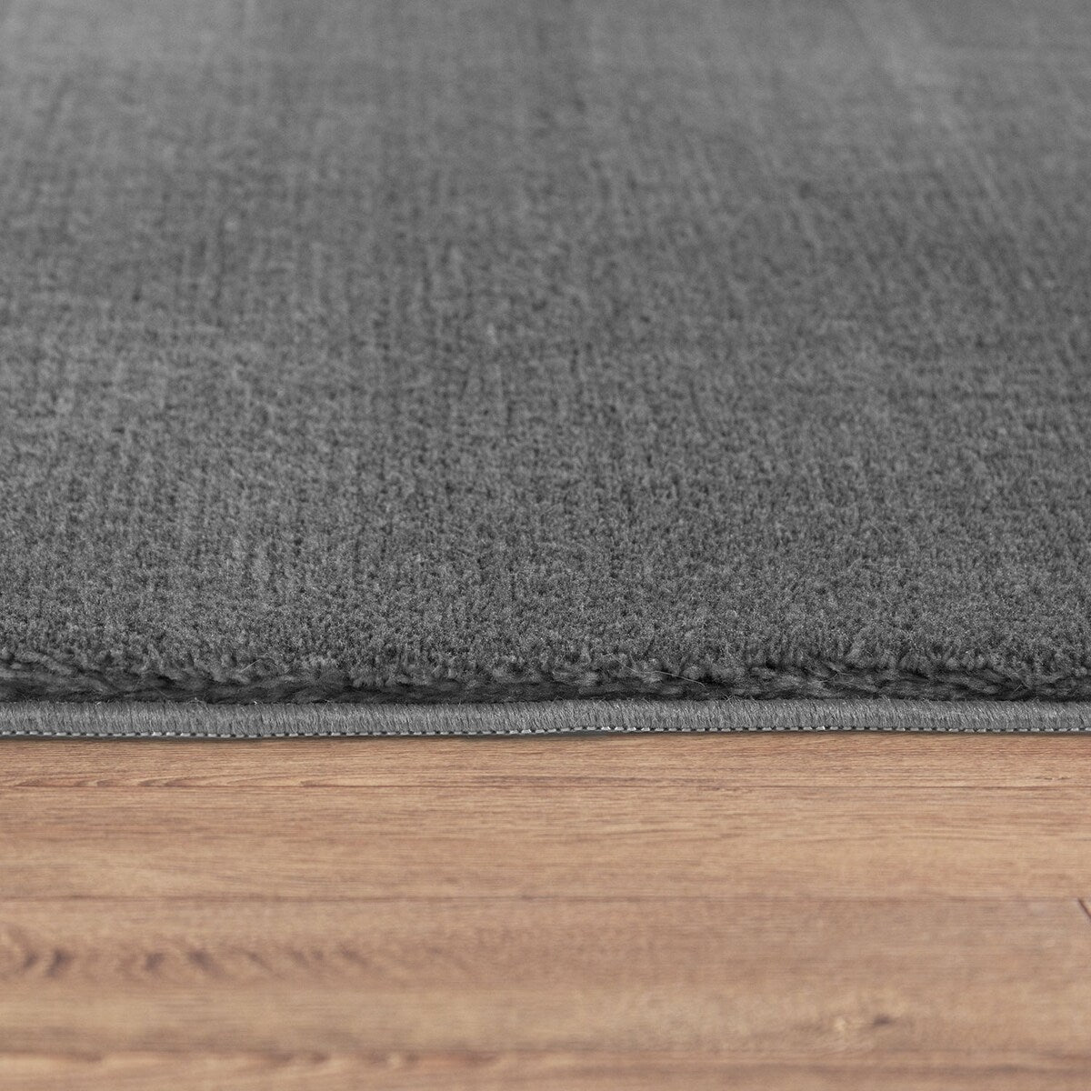 Tapis doux et lavable avec envers antidérapant, disponible en couleurs unies.