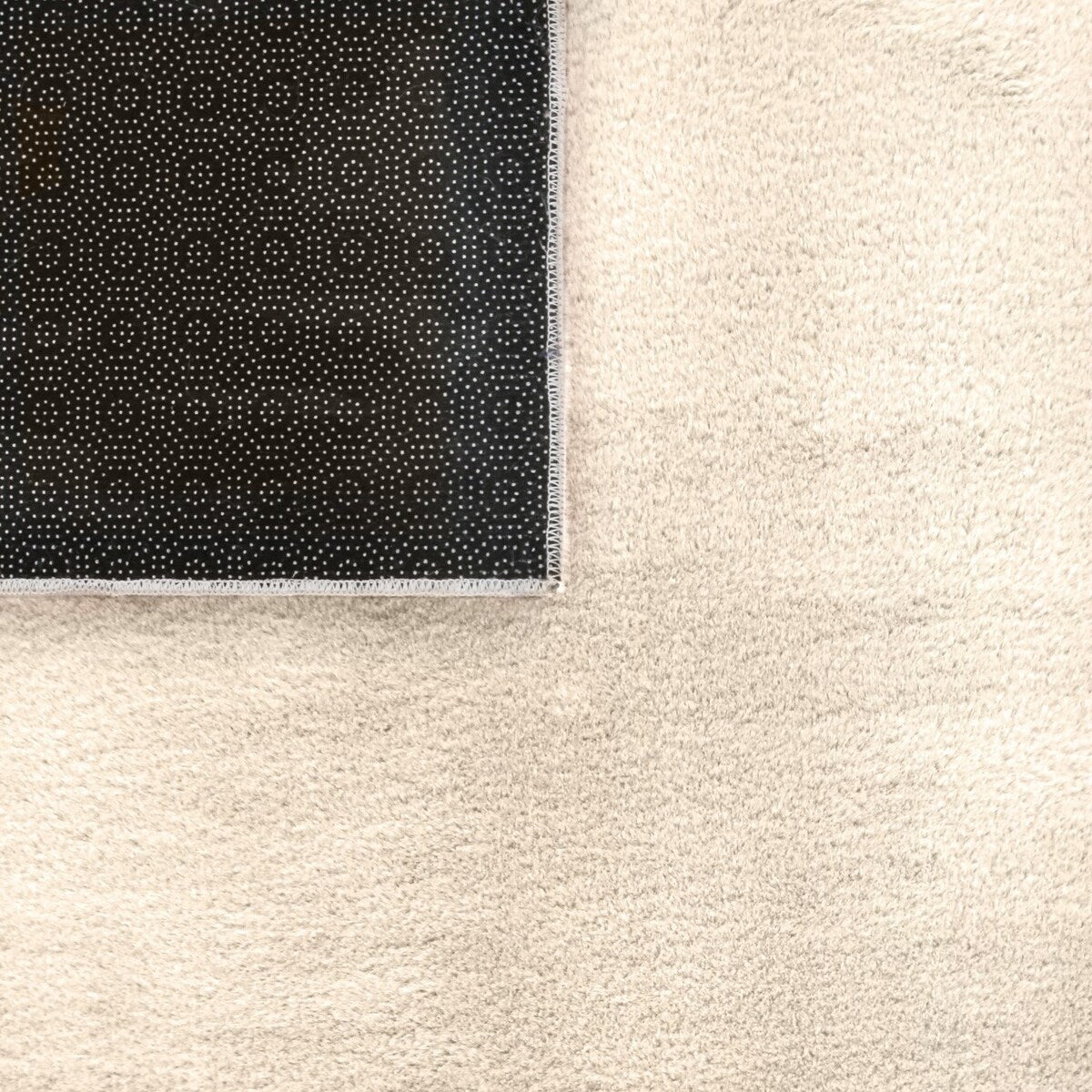 Tapis doux et lavable avec envers antidérapant, disponible en couleurs unies.