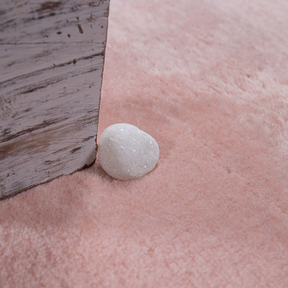 Tapis doux et lavable avec envers antidérapant, disponible en couleurs unies.